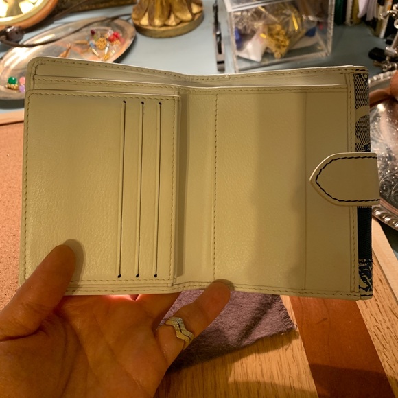 ๐ฆVintage Celine wallet $300 - Picture 4 of 8